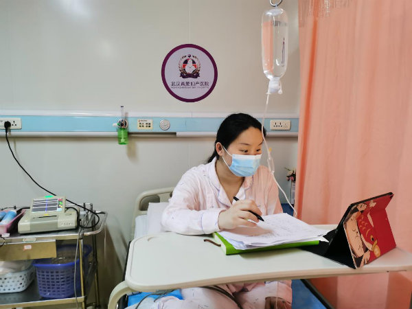 武大研究生在真愛婦產(chǎn)醫(yī)院產(chǎn)房完成期末考