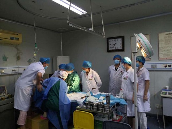 胎兒太調(diào)皮，竟在媽媽肚子里面將臍帶打了個(gè)結(jié)！