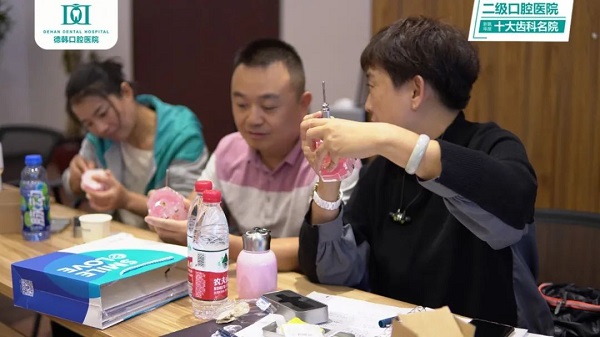 周相宏到我院開(kāi)展隱形正畸“微種植支抗釘技術(shù)”交流會(huì)