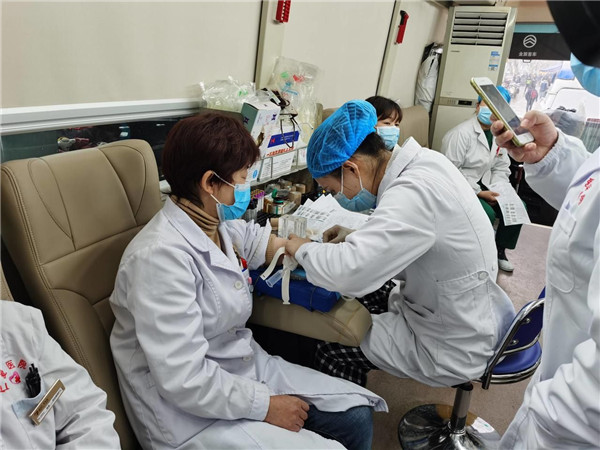 血源告急,武漢仁愛(ài)醫(yī)院白衣天使忙獻(xiàn)血