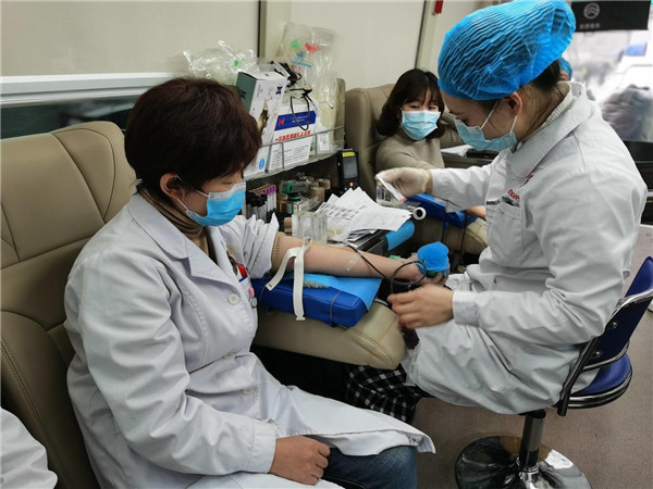 血源告急,武漢仁愛(ài)醫(yī)院白衣天使忙獻(xiàn)血