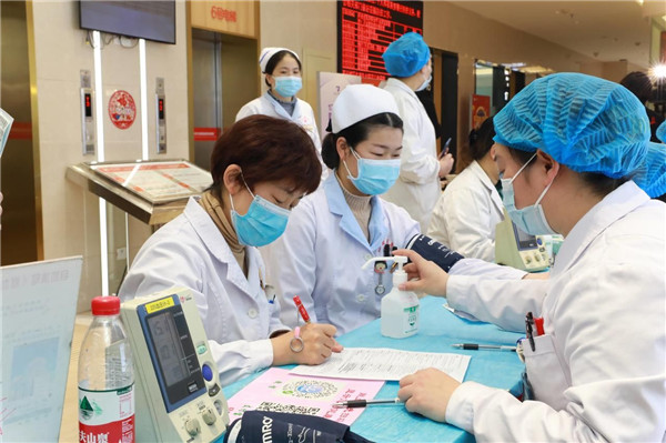 血源告急,武漢仁愛(ài)醫(yī)院白衣天使忙獻(xiàn)血