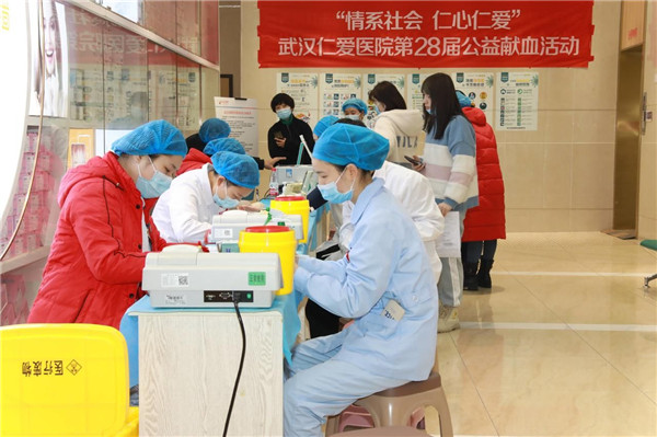 血源告急,武漢仁愛(ài)醫(yī)院白衣天使忙獻(xiàn)血