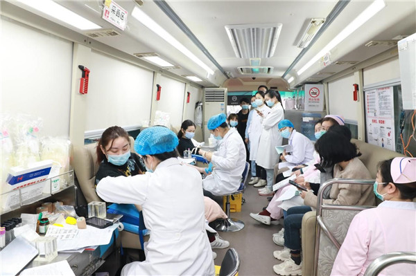 血源告急,武漢仁愛(ài)醫(yī)院白衣天使忙獻(xiàn)血