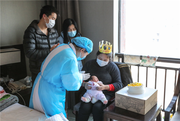 疫情期間，孫木英給滯留在漢的新生兒舉辦滿月趴